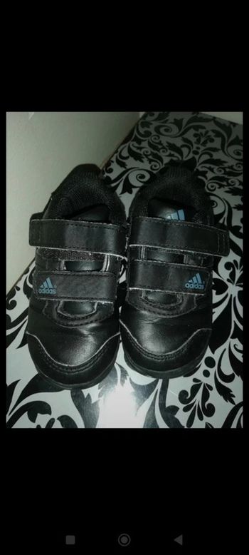 Basket à scratch noire adidas taille 22 10€