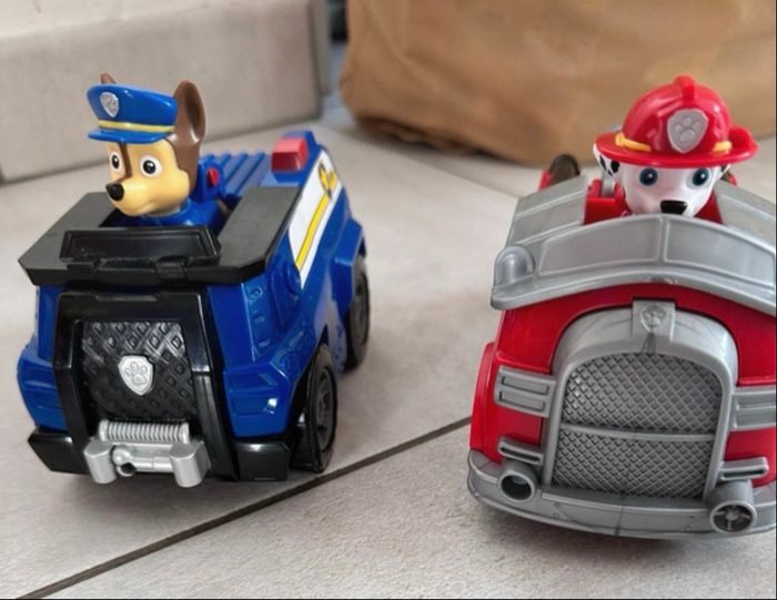 Voitures et ballon sauteur pat patrouille