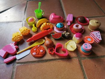 Lot de jouets en plastique et bois cuisine, fruits et légumes