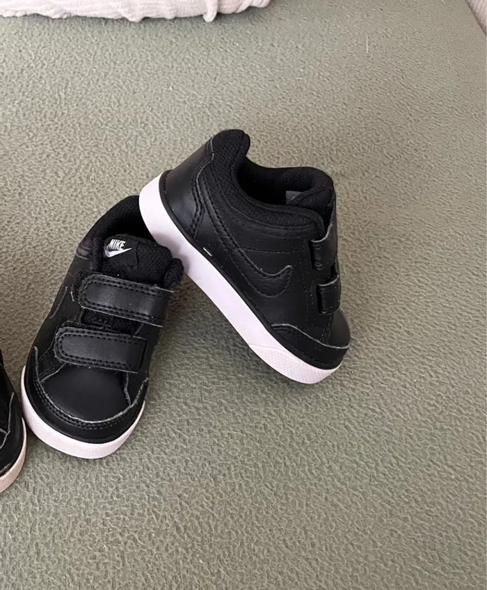 Basket Nike noir taille 21