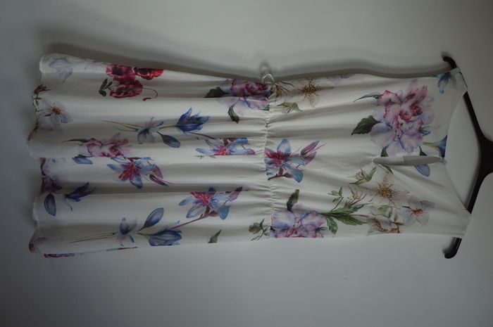 Robe LolaLiza 46 (taille très petit) – imprimé floral sur fond blanc, coupe fluide - photo numéro 3