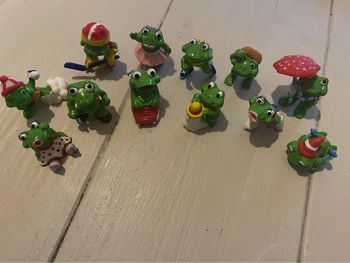 Série Complète 12 Figurines Vintage Kinder Les Grenouilles Mini Splash (1993).