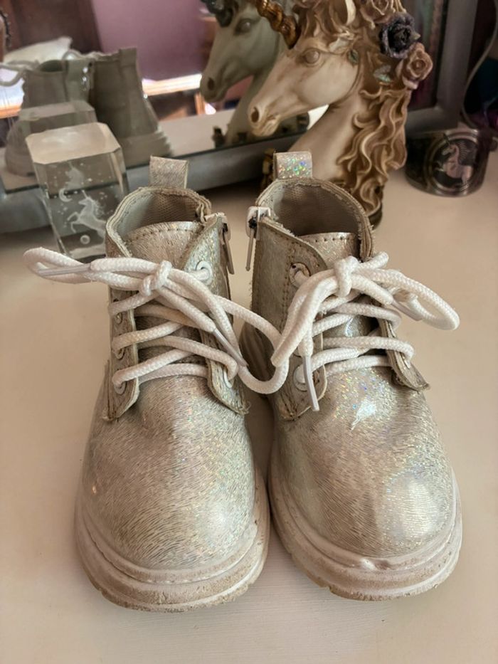 Bottes blanches à paillettes multicolores, taille 22, sans marque. - photo numéro 2