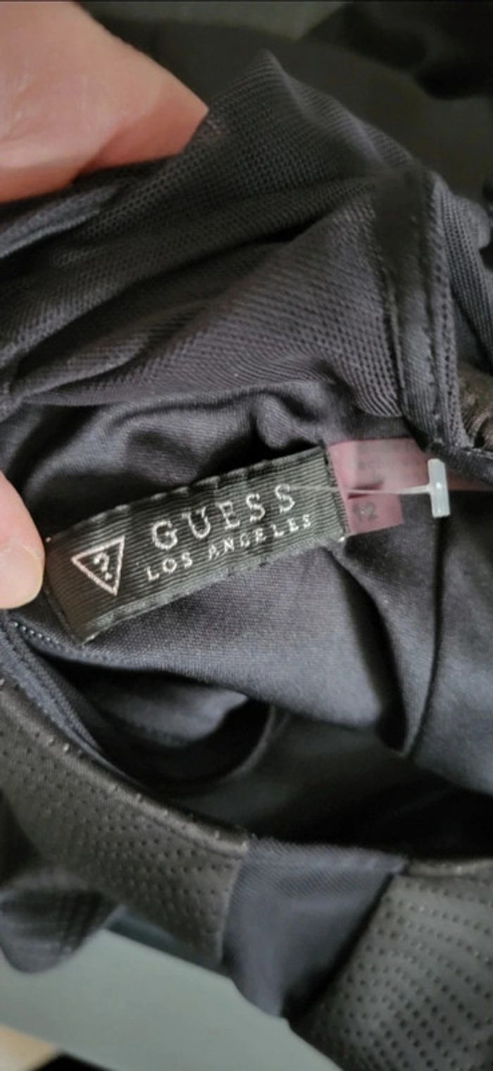 Robe ceintrée noire satinée avec plumetis. Décolleté et dos en voile. Guess XL/42. Neuve 🥰 - photo numéro 8