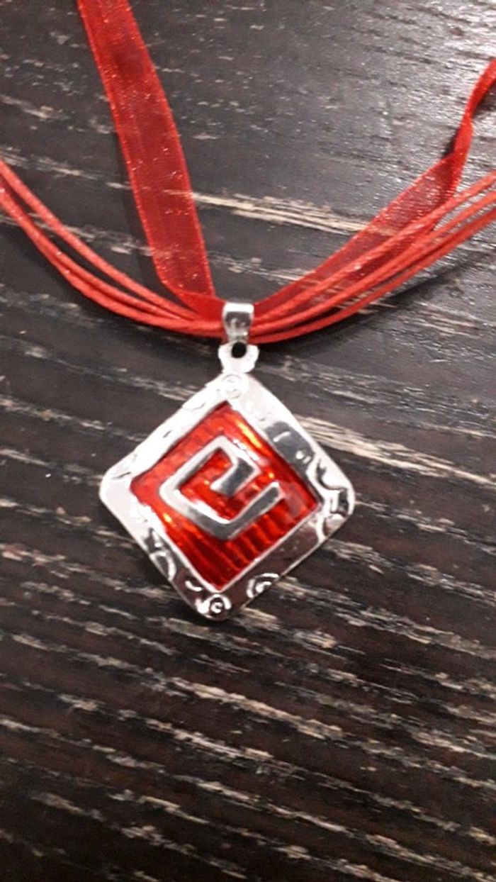 collier et BO rouge