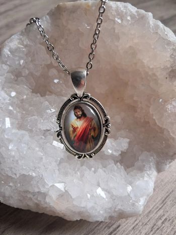 Collier médaillon jésus christ