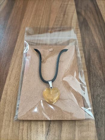 Collier neuf pendentif coeur jaune