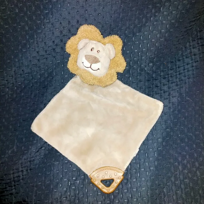 Doudou lion marron en losange tête grelot et anneau dentition Tender Toys