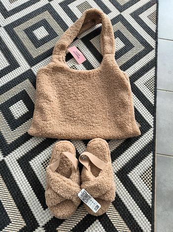 Ensemble sac avec chaussons t 38 en tissu teddy neuf