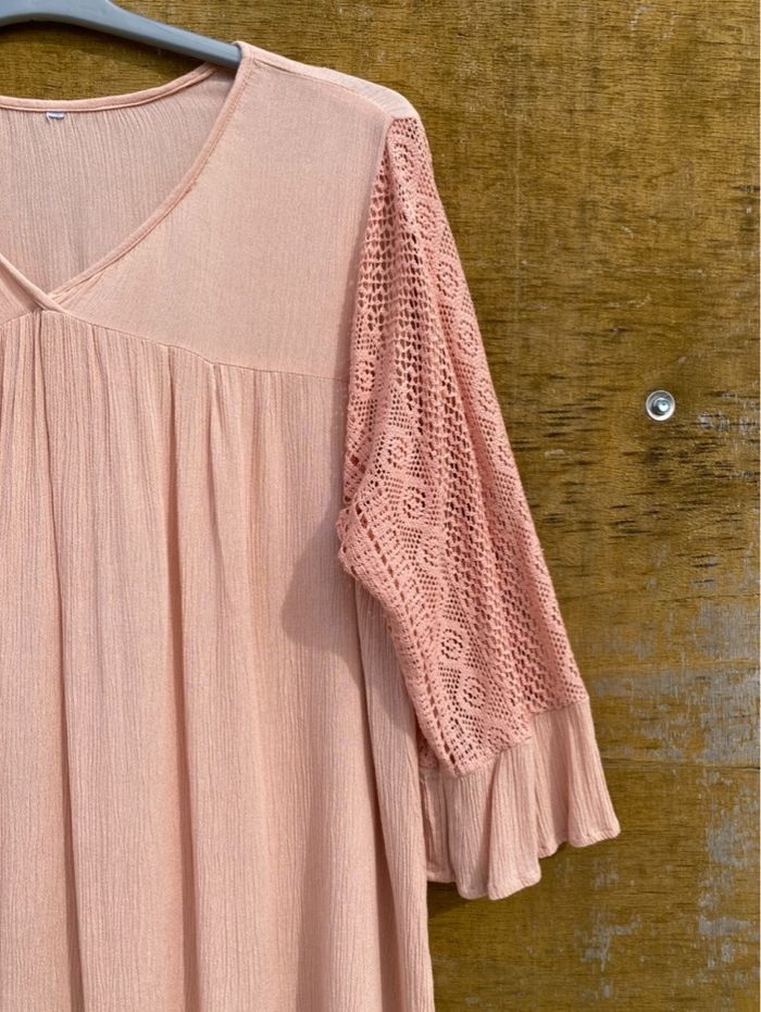 Chemisier en crochet rose blanche porte - photo numéro 2