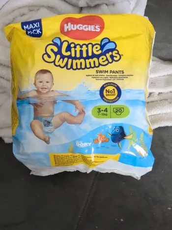 Lot de 10 couches de bains huggies 7-15kg
