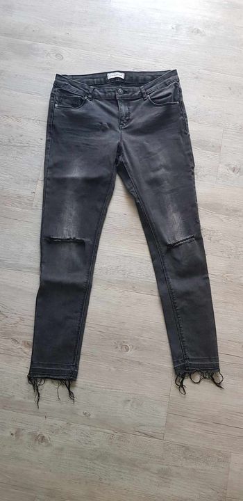 Jean noir à trou