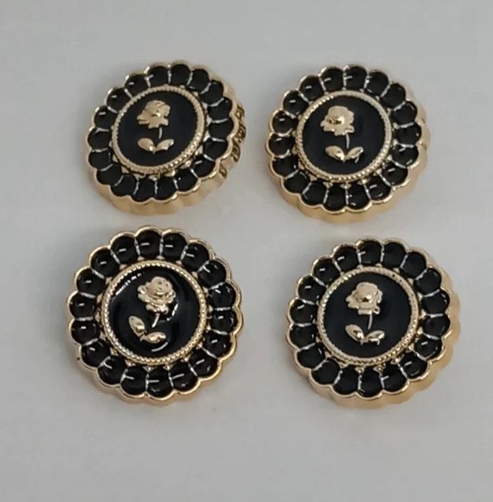 4 boutons noirs et dorés 2 cm