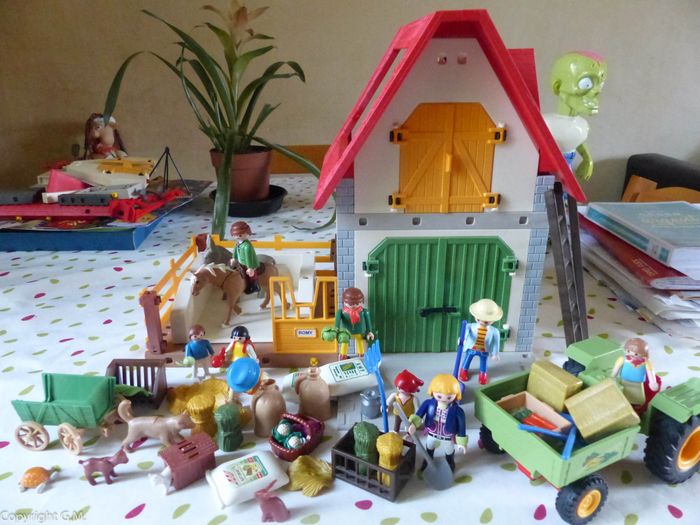 lot playmobils la grande ferme + persos  et accessoires - photo numéro 2