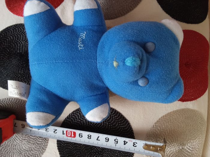Doudou ours bleu blanc Musti jouet Mustela vintage ancien des années 90  1997  assis modèle petit nez brodé bout bras blanc  yeux durs  autour 15 cm  +/- - photo numéro 3