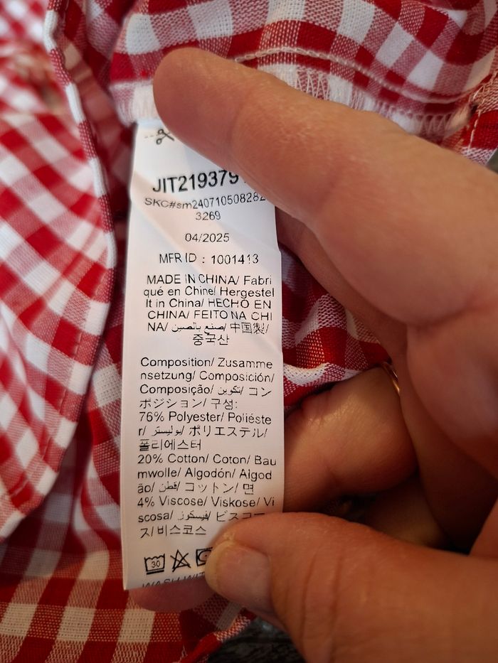 Chemisier femme court a carreau blanc et rouge neuf taille 36 marque manfinity
Aisselle a aisselle 57 cm 
Longueur 46 cm 
76 % polyester
20% coton
4 % viscose
Prix 8 euro - photo numéro 4