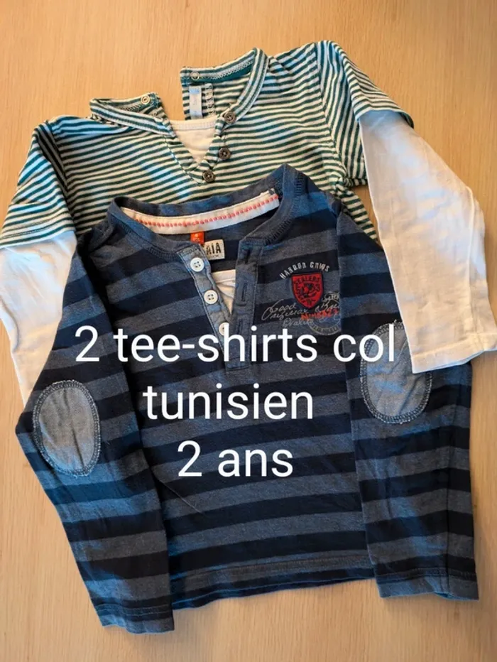 Lot de 2 t-shirts col tunisien 2 ans
