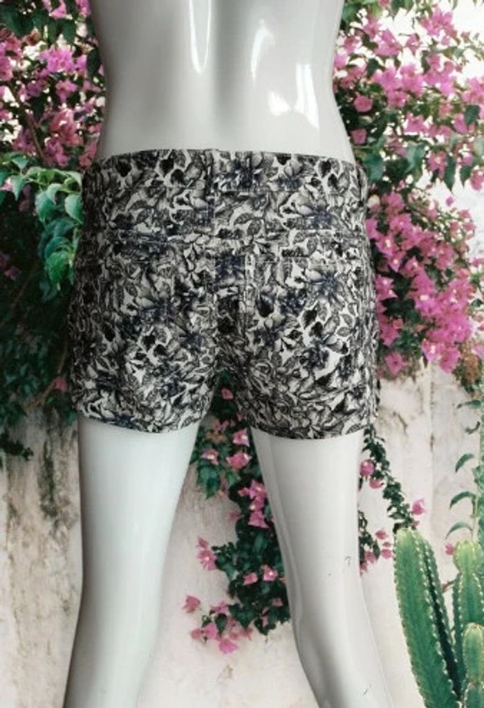 Short imprimé H&M comme neuf - photo numéro 4