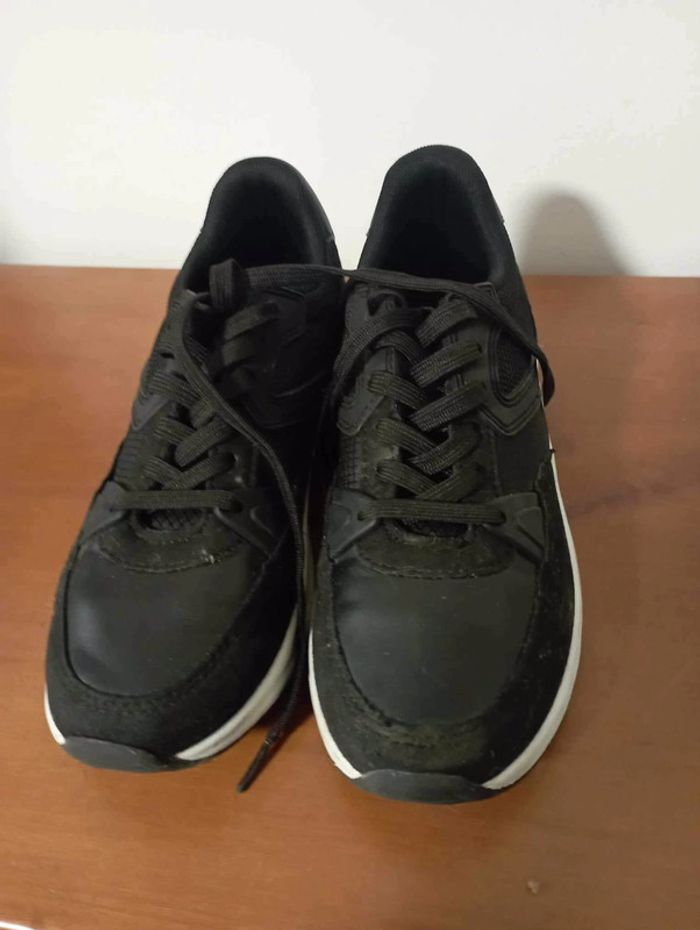 Chaussures fille noire taille 37 marque esmara très bon état porté quelques fois seulement.