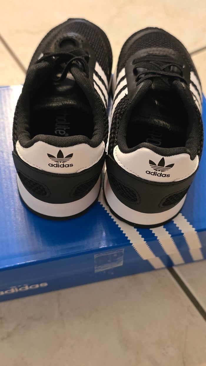 Neuves (non portées) 🏷😍🥰 superbes baskets ADIDAS unisex pointure 25.5 , lacets élastiques 😍🥰 - photo numéro 2