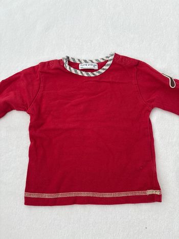 Tee shirt rouge simple avec détail 3 mois