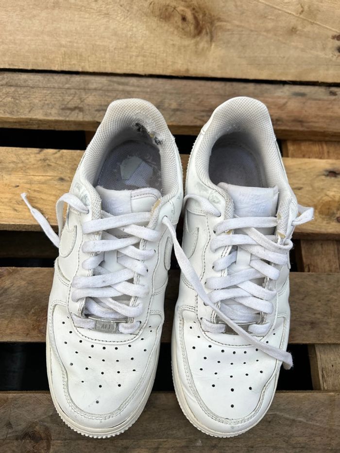 Nike Air Force 1 blanches pointure 39 - photo numéro 3