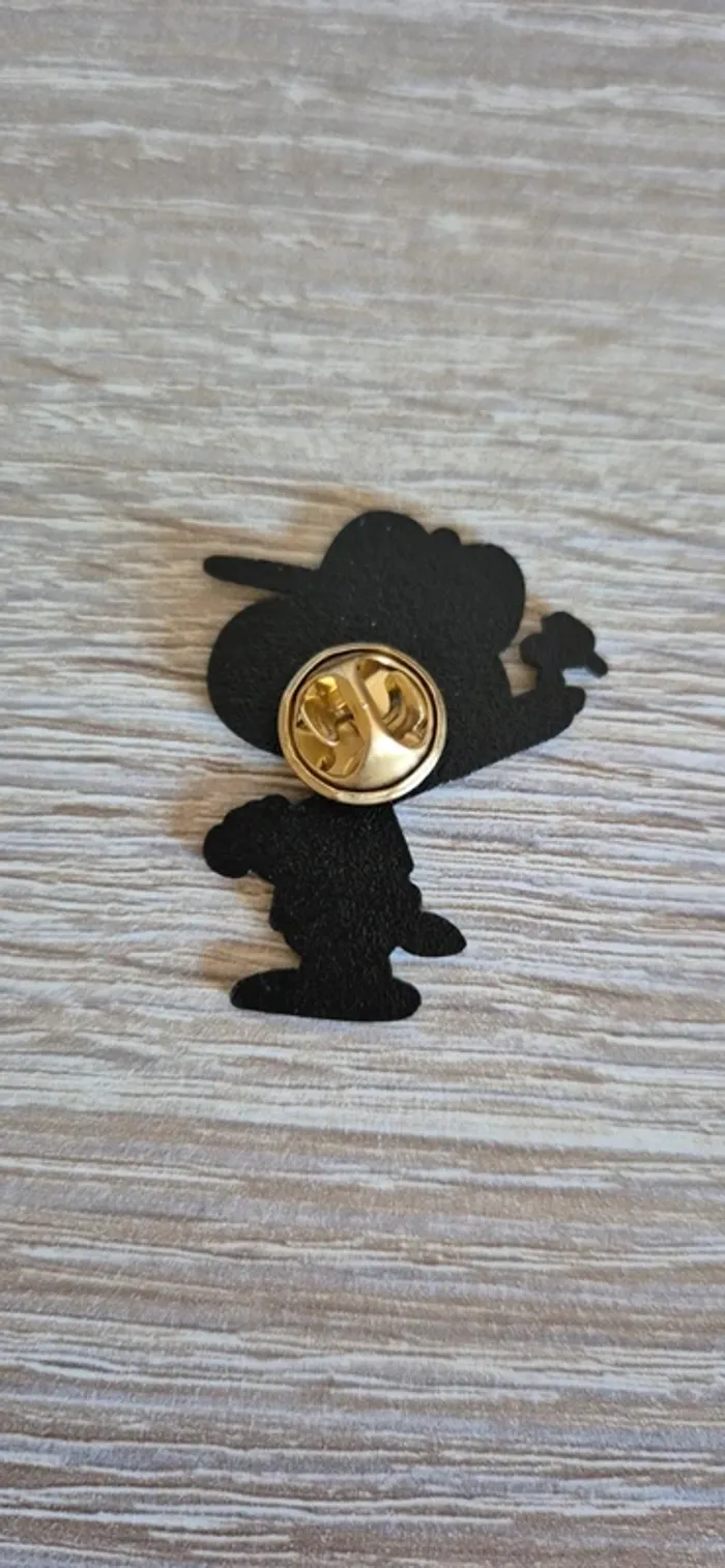Broche/ pin's Snoopy. - photo numéro 3