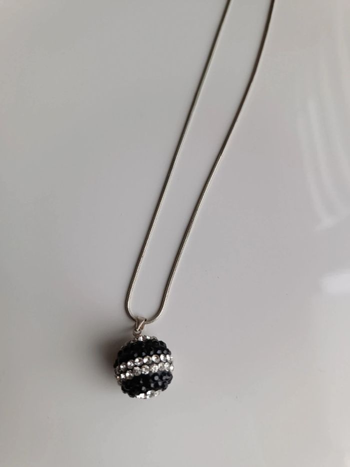 Collier pendentif boule à strass noirs et argent - Six - bon état - photo numéro 2