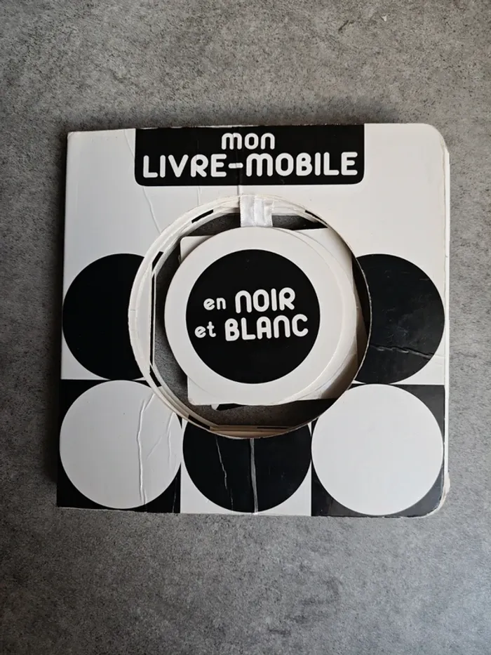 Livre mobile en noir et blanc de Sunny Kim