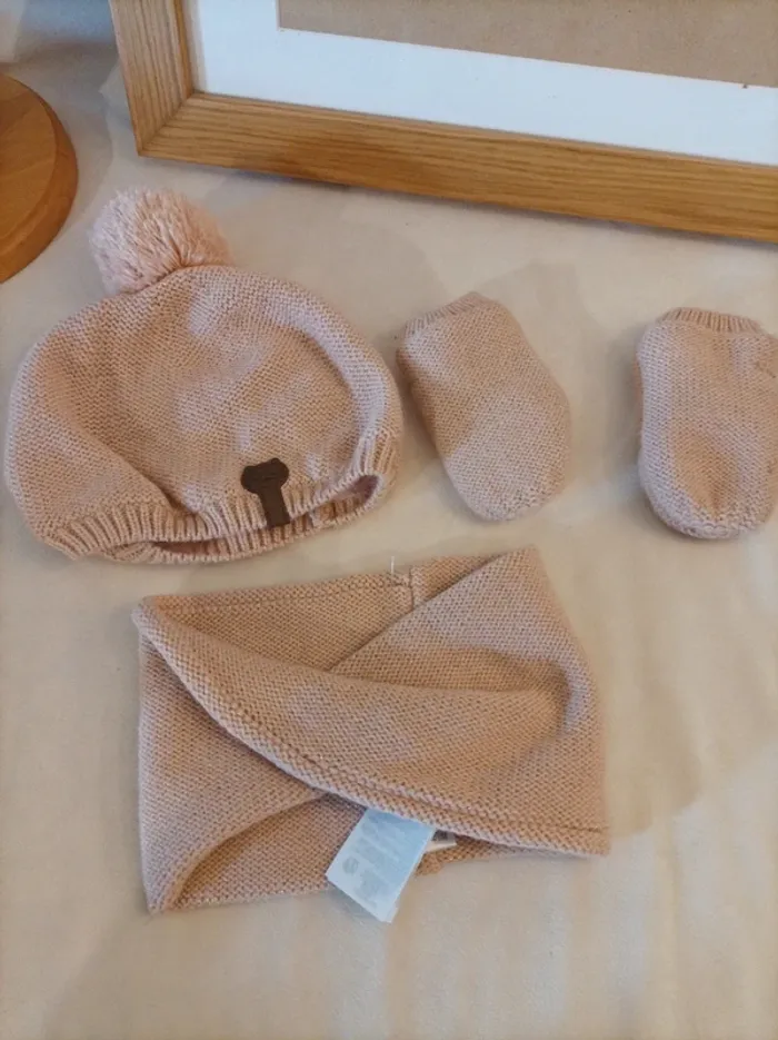 Ensemble bonnet, tour de cou et moufles neuves Vertbaudet fille 12/18 mois
