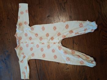 Pyjama tout doux en coton blanc, motifs fleurs rose avec ouverture par devant de marque Noukie’s