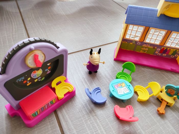 Jeu "la salle de classe de Peppa Pig" TBE - photo numéro 2