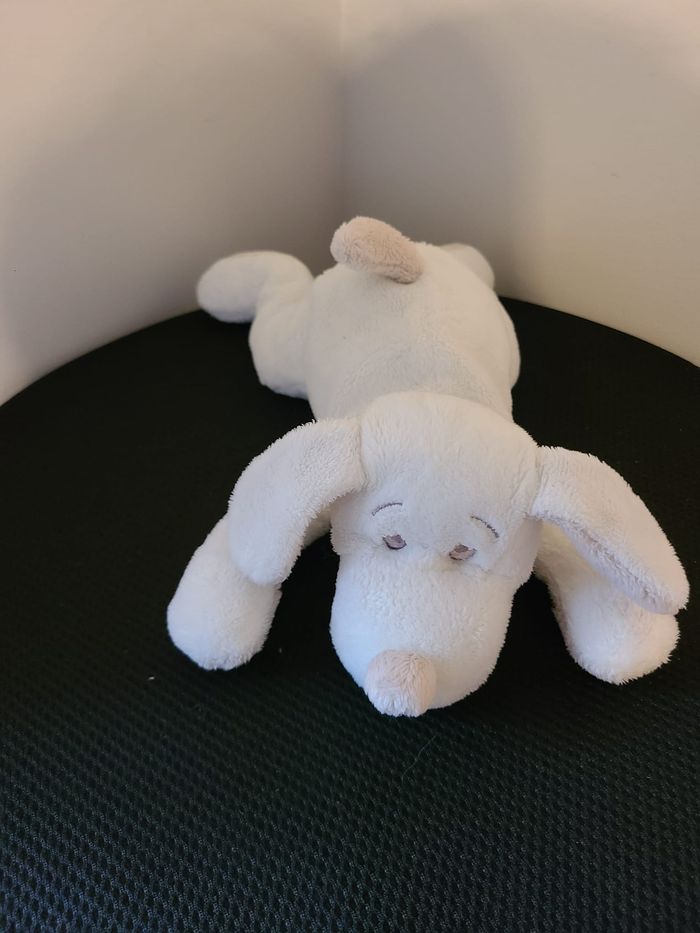 Doudou Fifi chien DIMPEL blanc beige couché