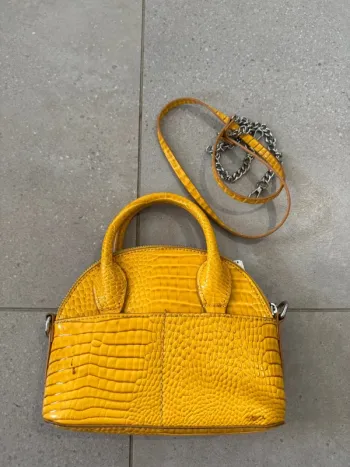 Sac à main et bandoulière Zara jaune, bon état mais deux petites traces à l'avant 20,5x16,5cm