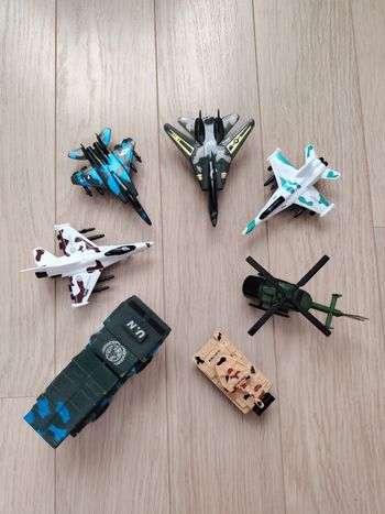 Lot de véhicules de guerre