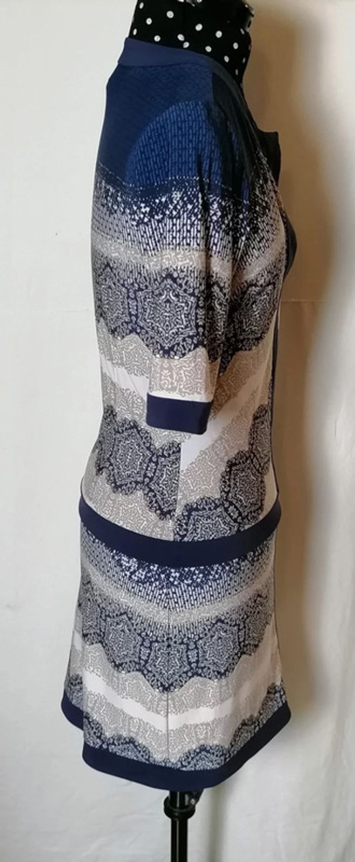 Robe court motifs ethniques marine blanc beige taille xxs BCBG Maxazria - photo numéro 4