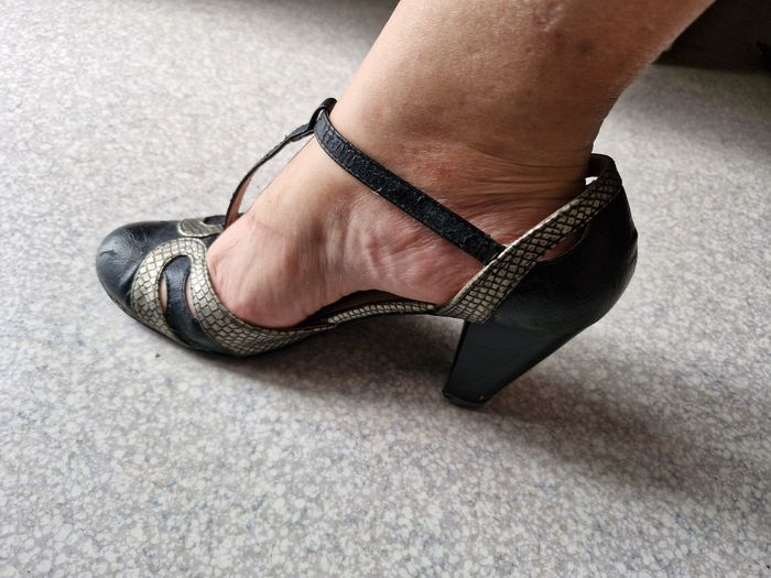 Très jolies sandales talon et brides - photo numéro 2