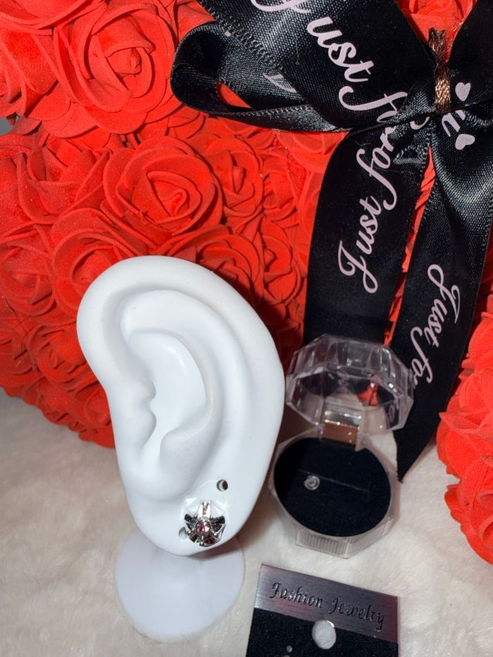 ✨ Boucles d’oreilles fleur argentée avec pierre rose – Élégance et douceur ✨ - photo numéro 2