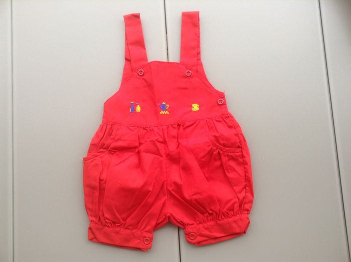 salopette rouge "j'adore les bisous" 6 mois