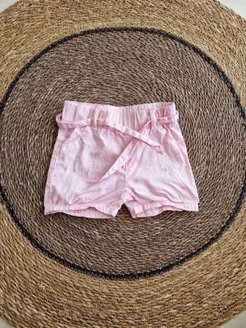 Joli short motifs fleurs taille 24 mois
