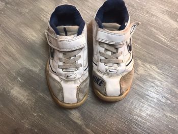 Basket nike blanc et bleu marine.