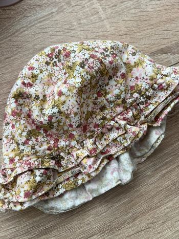 Chapeau bébé à fleurs