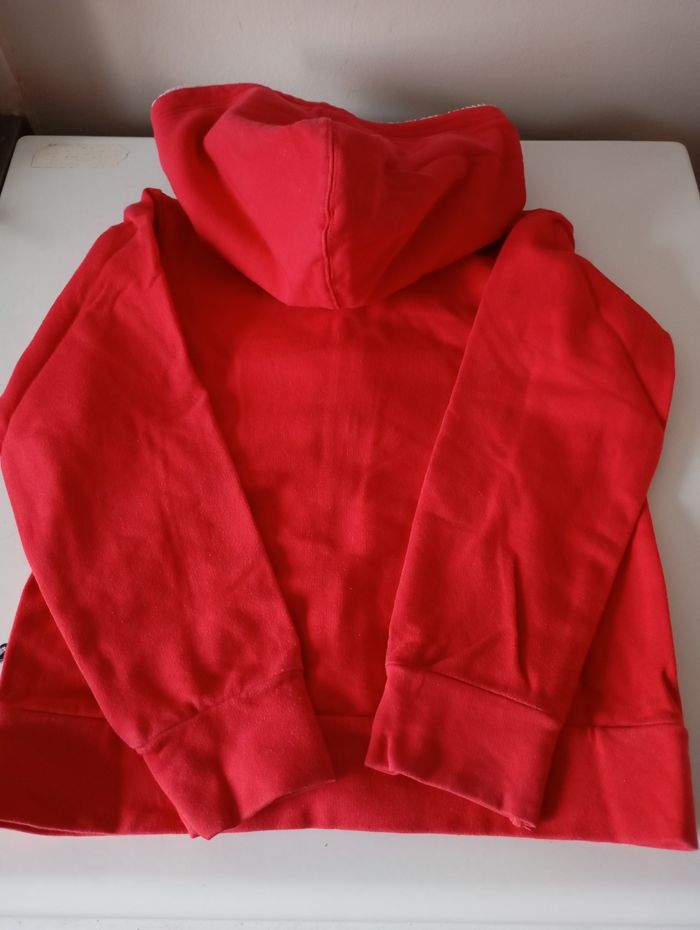 Sweat zippé avec capuche. 5/6 ans . 110/116 cm .Rouge .Noir gris ,rose, paillettes. Coton.  2 poches . Fermeture éclair métal.Disney Minnie Mouse.Très bon état. - photo numéro 3