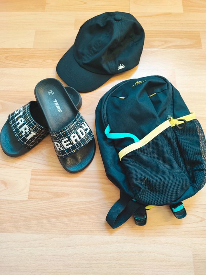 Ensemble de 3 accessoires : sac Quechua, claquettes Tams & casquette