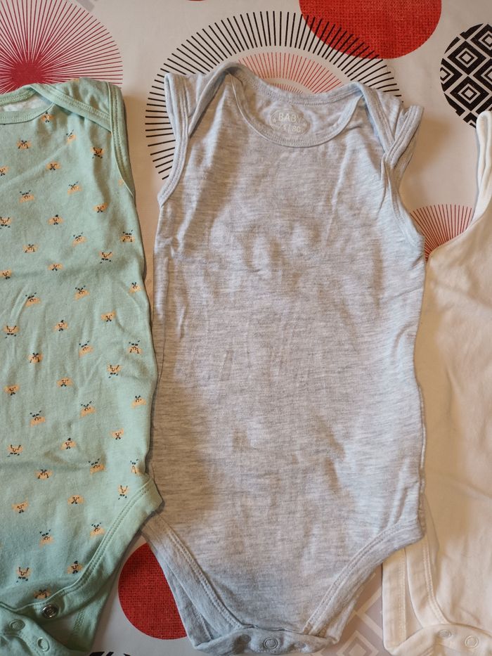 Lot 3 bodies débardeur 👦 taille 12 mois comme neuf - photo numéro 4
