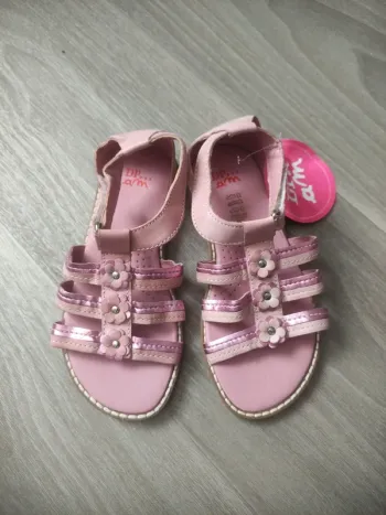 Sandales a fleur fille en cuir neuve avec étiquette taille 29 du pareil au même