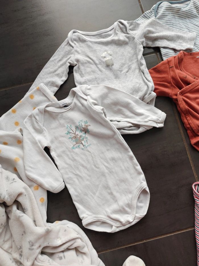 Lot pyjama bodies 9 mois - photo numéro 4