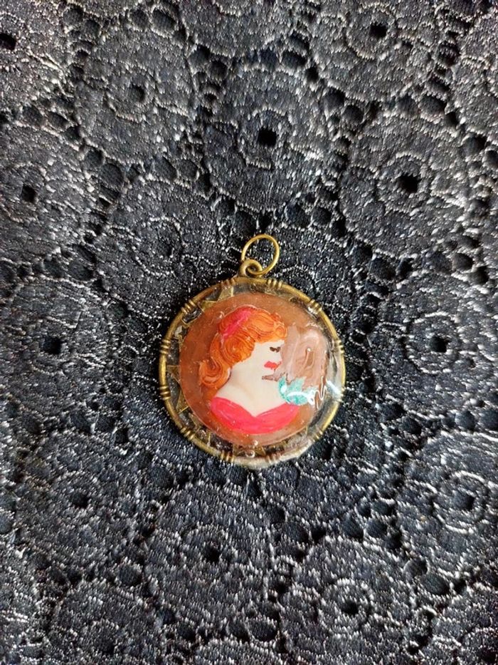 magnifique pendentif en résine avec camée vintage portrait femme - photo numéro 2