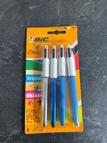 Lot stylos 4 couleurs Bic