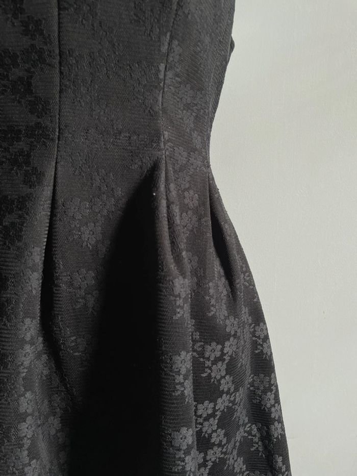 Robe élégante noire avec détails en dentelle - photo numéro 3